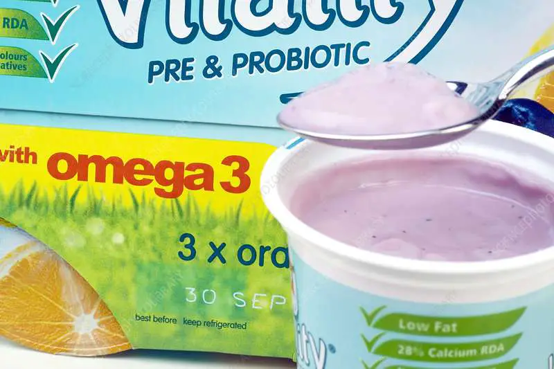 Prebiotic and probiotic yoghurt